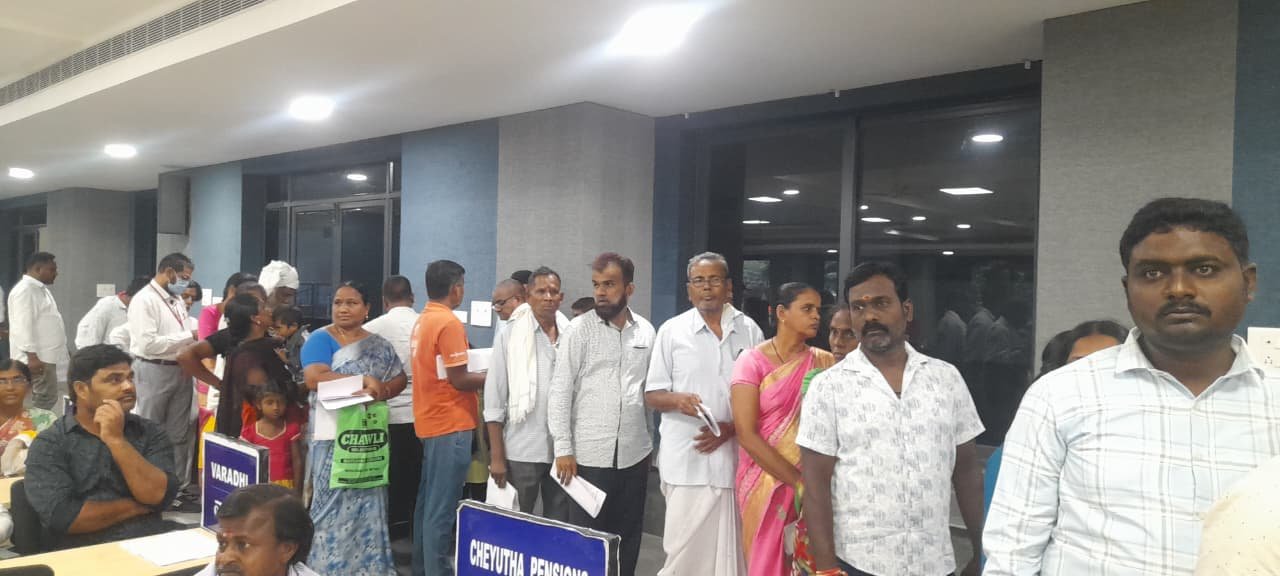 అర్జీల పరిష్కారం సత్వరమే చేయాలి... అదనపు కలెక్టర్ డి.వేణు  *ప్రజావాణి దరఖాస్తులను స్వీకరించిన అదనపు కలెక్టర్